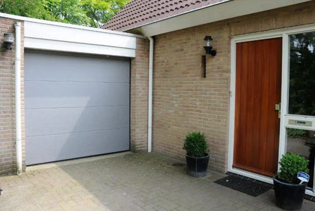 Lieferumfang mit Torantrieb, 2 Handsendern, Wandschalter und Montagematerial.