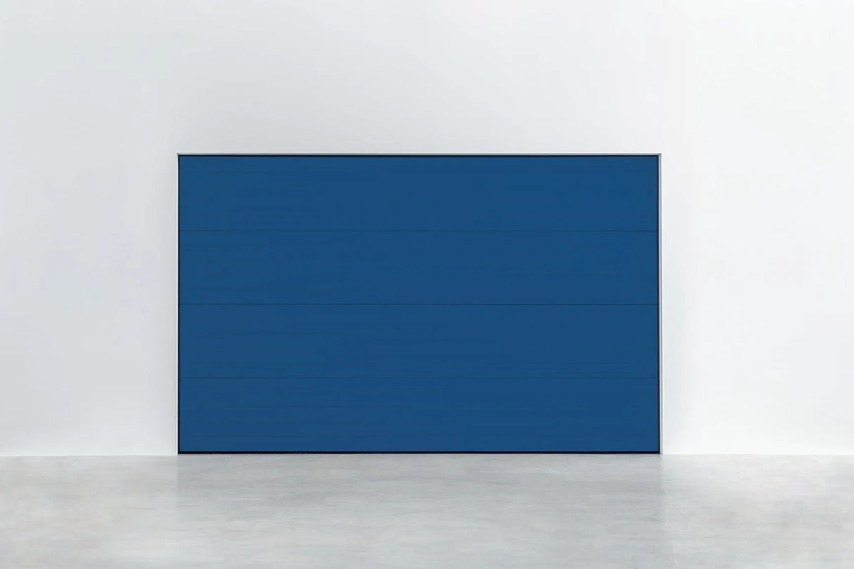 Garagentor Stucco Colore Enzianblau – strukturierte Außenfläche in kräftigem RAL 5010