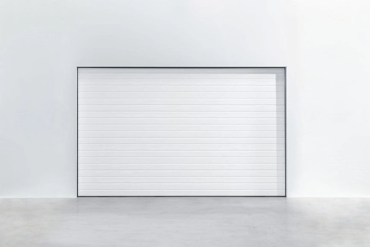 Garagentor Woodgrain Plancha in RAL 9016 – Holzstruktur in klassischem Weiß