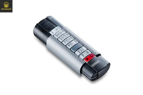 Sektionaltor öffnet teilautomatisch für Paketzustellung