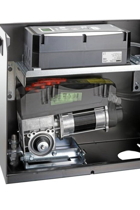 Schiebetorantrieb installiert an modernem Metalltor mit Zahnstange