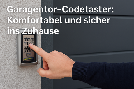 Person tippt einen PIN-Code auf einem Codetaster neben dem Garagentor ein