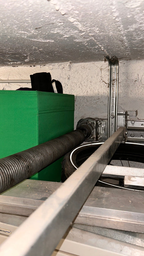 Hand hält Messschieber zur Bestimmung der Drahtstärke einer Feder