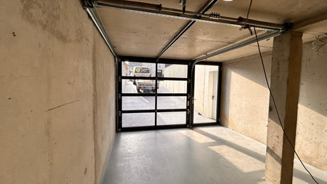 Federwechsel bei einem Sektionaltor in der Garage