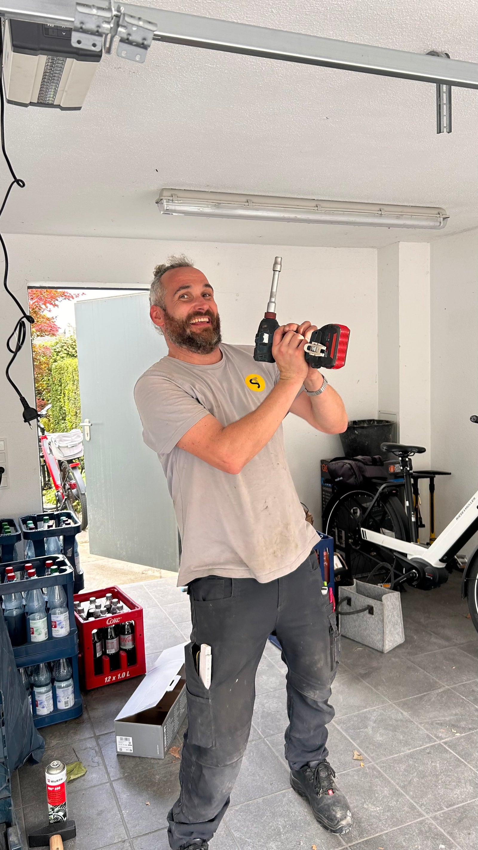 Tormeister24 Techniker erklärt einem Kunden die Garagentor-Montage vor Ort