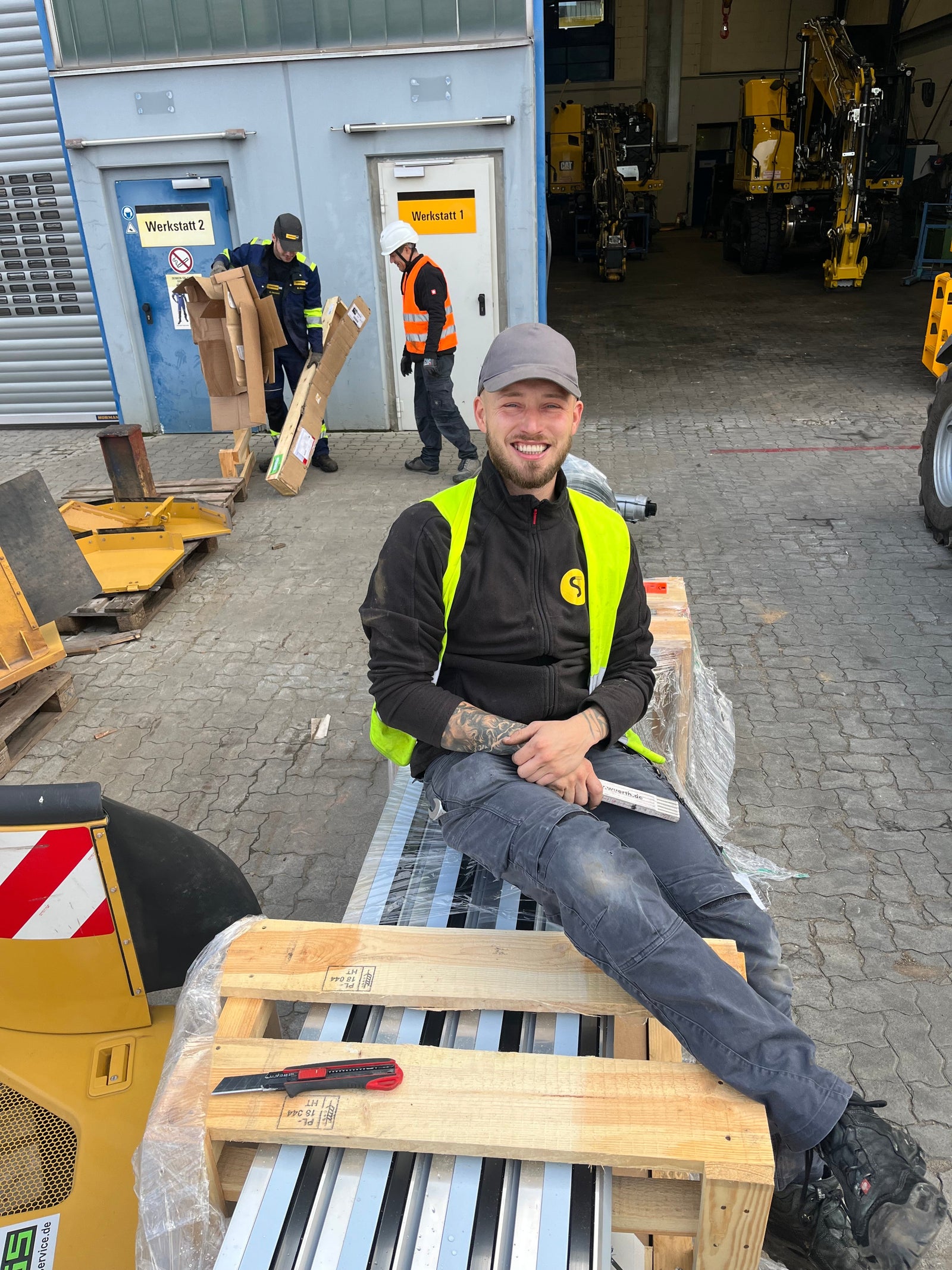 Team von Tormeister 24 vor einem fertig installierten Tor