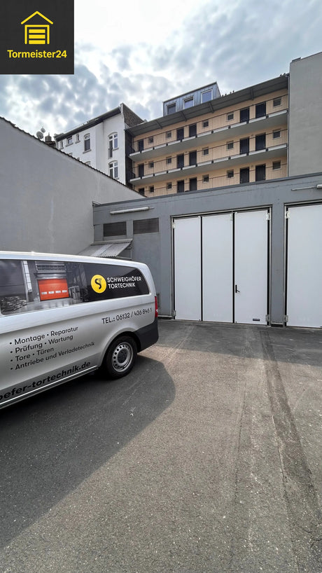 Tormeister24 Techniker prüft ein großes Industrietor in einer Logistikhalle