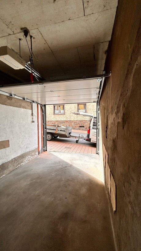 Garagentorantrieb High Line installiert an Sektionaltor mit Schiene
