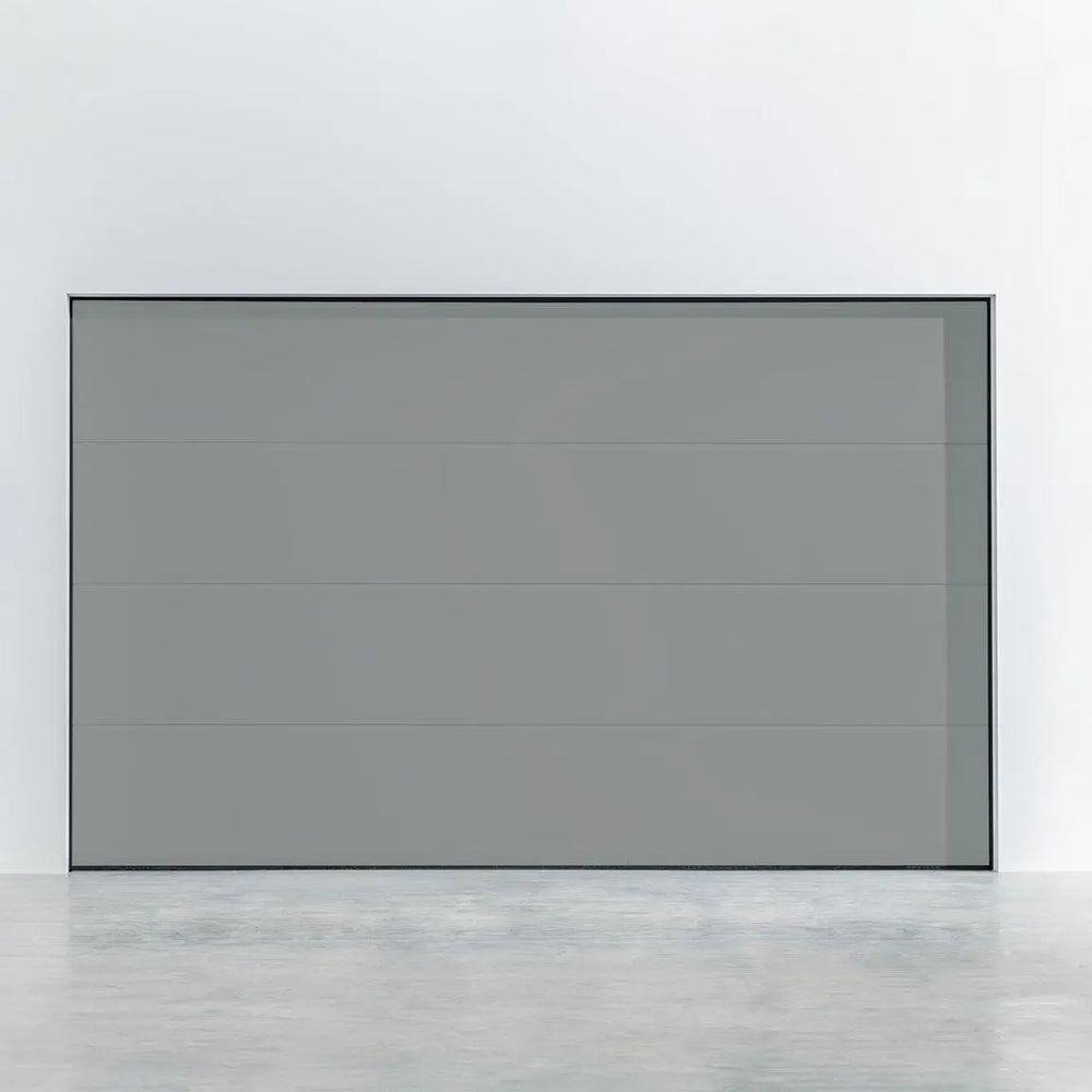 SATIN Plano Garagentor RAL 9006 Weißaluminium – glatt, stilvoll & wetterfest.