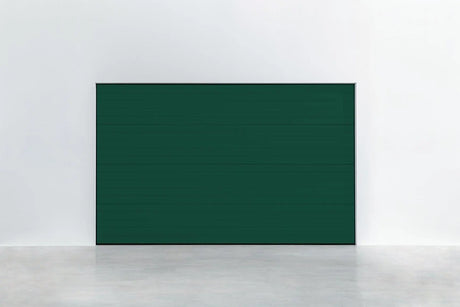 Garagentor Stucco Colore RAL 6005 Moosgrün – elegante Außenansicht mit strukturierter Oberfläche.