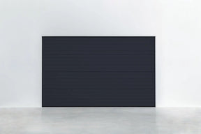 Garagentor Stucco Colore Tiefschwarz – Modernes Garagentor mit dekorativer Stucco-Oberfläche, ideal für jedes Zuhause, hohe Isolierung und Sicherheit.