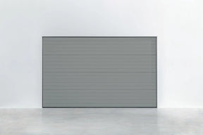 Sektionaltor Stucco Colore RAL 9006 Weißaluminium mit Garagentorantrieb - Hochwertiges Garagentor - Tormeister24Sektionaltor Stucco Colore RAL 9006 Weißaluminium mit Garagentorantrieb - Hochwertiges Garagentor