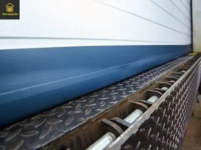 RollMag SAMTR 26 – Spaltabdichtung 260mm für Rolltore mit Nagerschutz

Magnetische Torabdichtung für Rolltore – RollMag 260mm

Gewebeabdichtung mit 2× 100mm Magnetstreifen – SAMTR 26

RollMag Abdichtung RAL 7016 – Optional mit Logo & Farben