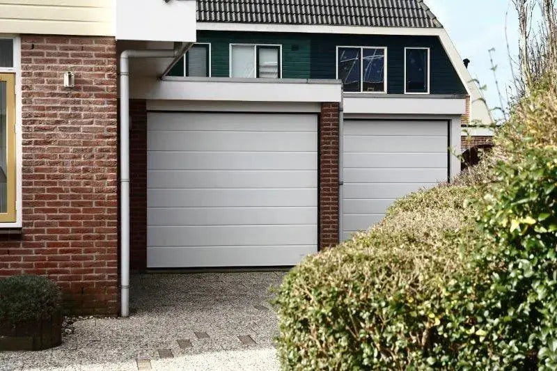 Außenansicht mit TS100-System und weißer Torbeschichtung